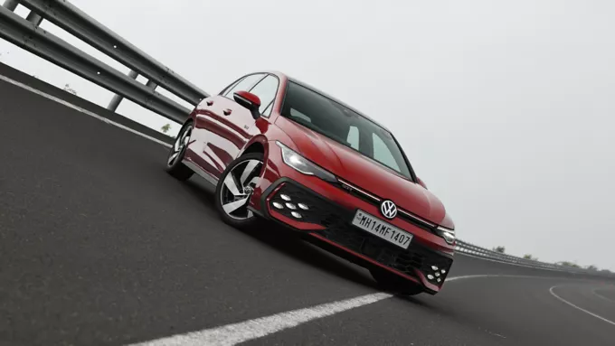 Volkswagen Golf GTI भारत में लॉन्च: 53 लाख रुपये में मिलेगी ये परफॉर्मेंस हैचबैक कार