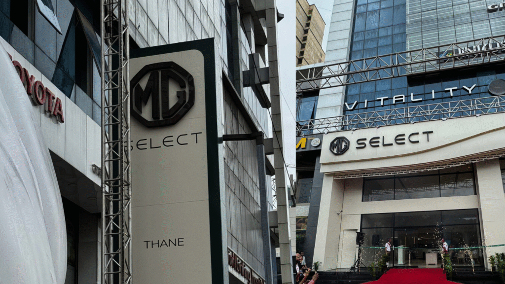 ठाणे में JSW MG Motor India का पहला MG Select शोरूम, जहां प्रीमियम कार मॉडल्स जैसे Cyberster और M9 MPV प्रदर्शित किए गए हैं।