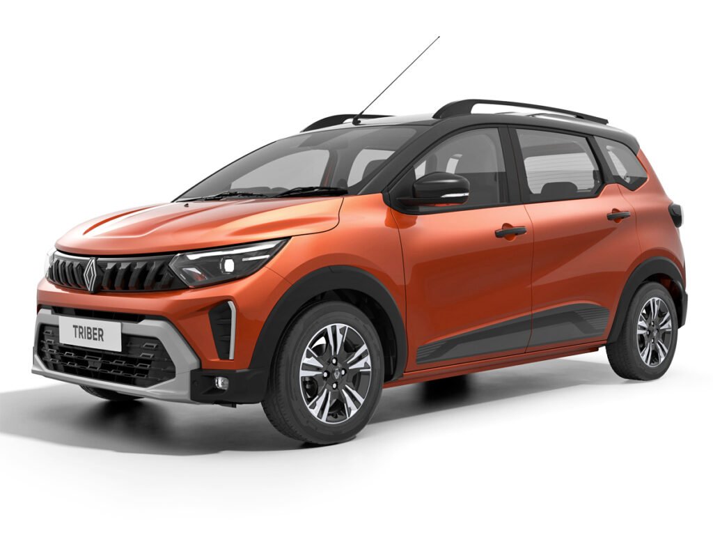 2025 Renault Triber फेसलिफ्ट का नया ऑरेंज ड्यूल-टोन वेरिएंट, फ्रंट थ्री-क्वार्टर व्यू में