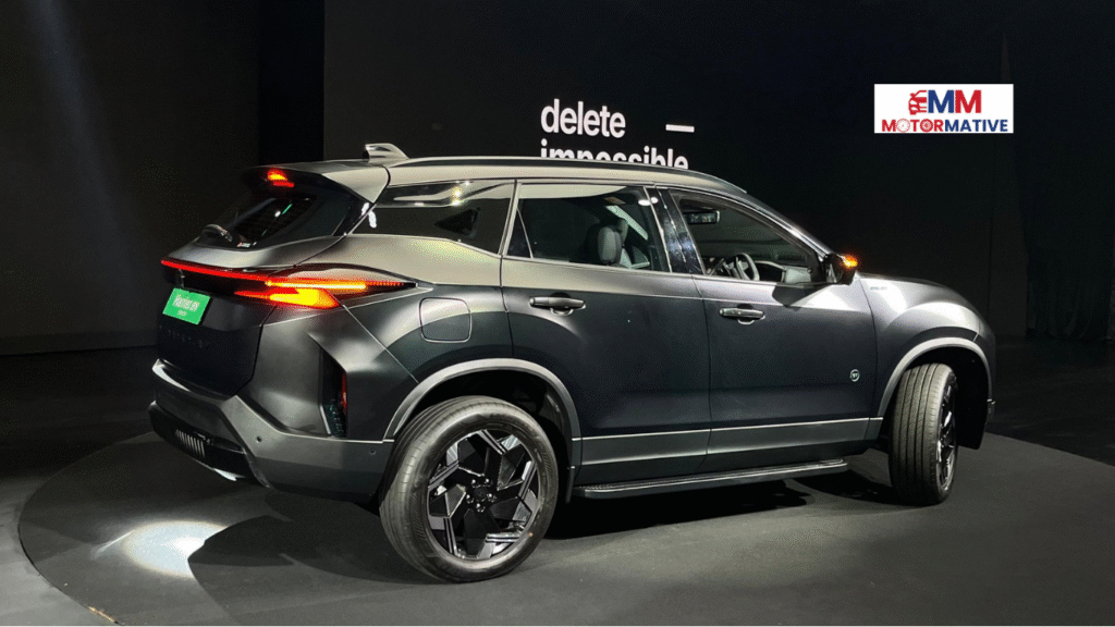 Tata Harrier EV फ्रंट और साइड व्यू इलेक्ट्रिक SUV, व्हाइट कलर में, फ्यूचरिस्टिक डिजाइन और क्लोज़ ग्रिल के साथ
