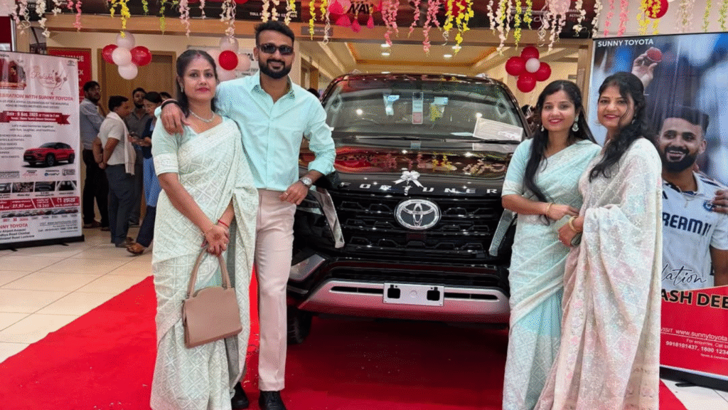 आकाश दीप अपनी नई ब्लैक Toyota Fortuner के साथ
