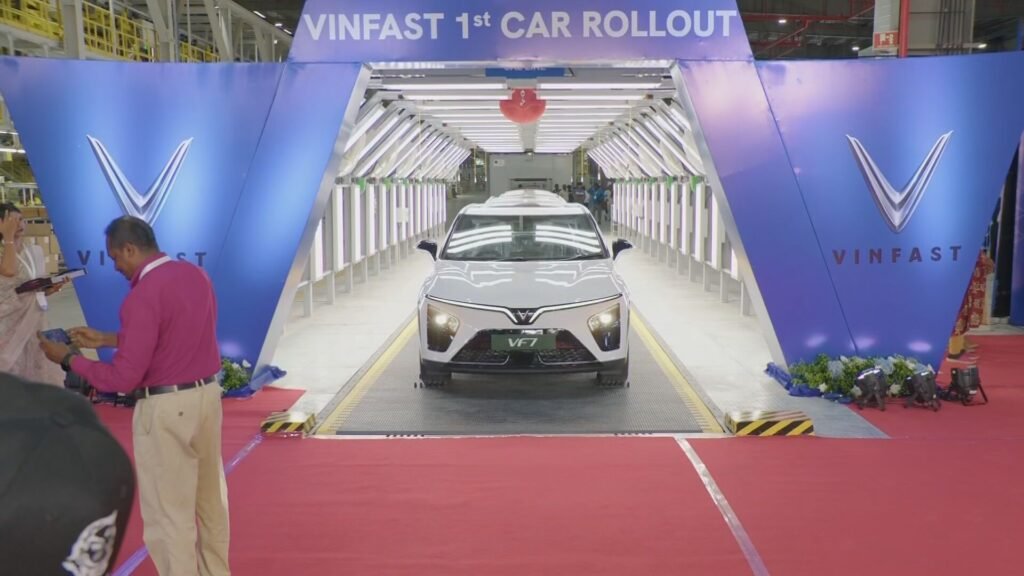 VinFast VF7 का भारत के तूतीकोरिन प्लांट से पहला कार रोलआउट