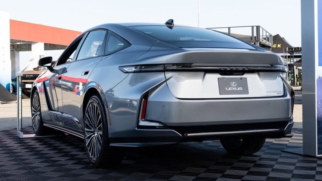 New Lexus ES 550e rear view