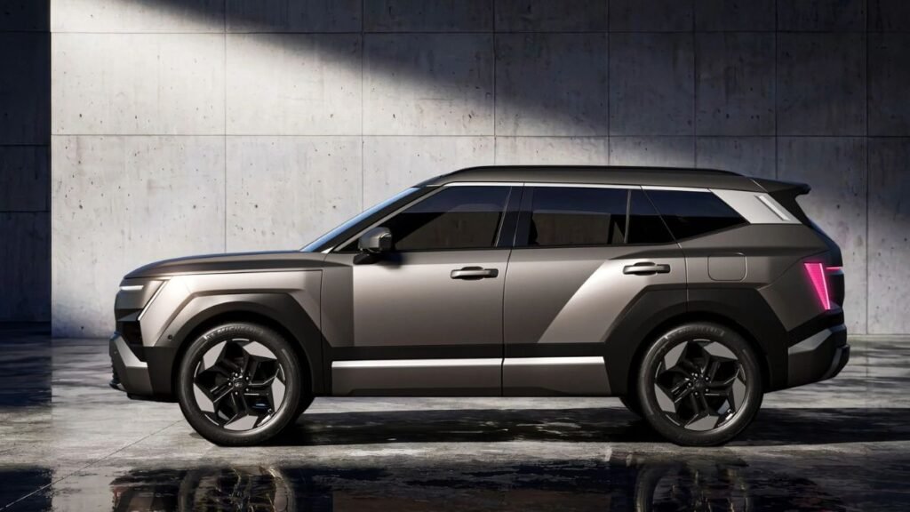 Next-Gen Hyundai Tucson side view showcasing its bold boxy SUV design